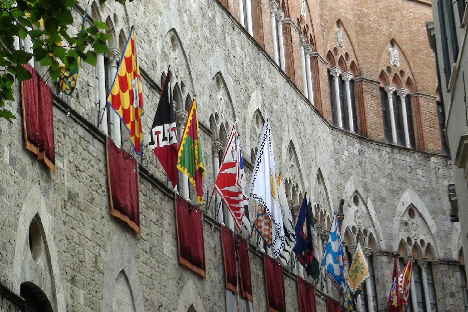 Il Palio di Siena. Prenota la finestra per vedere il Palio da Palazzo Giorgi.